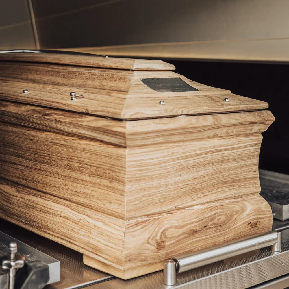 Wird bei einer Feuerbestattung der Sarg mit eingeäschert?